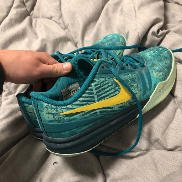 Nike Kobe Mentality Basketball Shoes - Picture 3 of 4